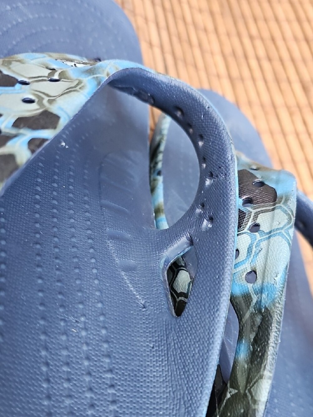 CROCS Men's Blue Patterned Flip-Flops Sandal Breathable Aqua Accents AJ - Picture 5 of 11